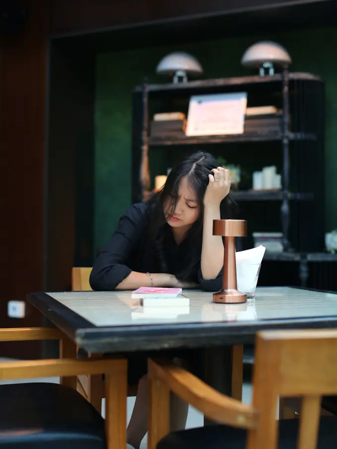 wanita mei berdamai dengan hidup