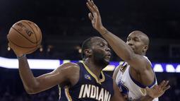 Pemain Indiana Pacers, Al Jefferson (kiri) mencoba melewati pemain  Warriors, David West pada laga NBA Oracle Arena,Oakland, California, (5/12/2016). (AP/Ben Margot)