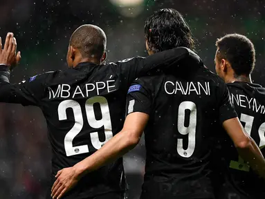 Tiga pemain Paris Saint-Germain, Neymar (kanan), Kylian Mbappe (kiri) dan Edinson Cavani (tengah) merayakan gol saat melawan Celtic pada laga grup B Liga Champions di Celtic Park, Glasgow (12/9/2017). PSG menang 5-0. (AFP/Franck Fife)