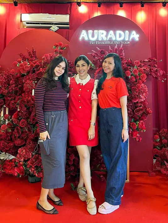 Nisya melengkapi tampilannya dengan heels bunga warna kuning. [@nissyaa].