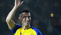 Wajah semringah Cristiano Ronaldo ketika resmi diperkenalkan sebagai pemain baru klub Arab Saudi, Al-Nassr, Selasa (3/1/2023) malam waktu setempat. (AP Photo/Amr Nabil)