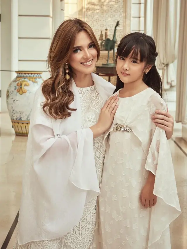 7 Gaya Kompak Nia Ramadhani dengan Outfit Serasi Bersama Buah Hati