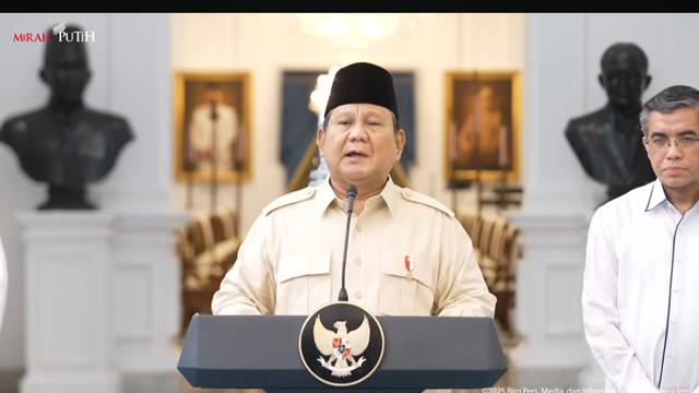 Presiden ﻿Prabowo dalam konferensi pers THR Lebaran, di Istana Negara, Jakarta, Senin (10/3/2025). (Foto: tangkapan layar/ Tira Santia)