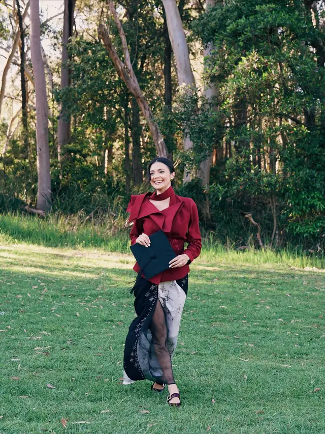 Tanpa Kebaya, Amanda Rawles Tampil Menyala dengan Blouse Merah Saat Wisuda di Sydney