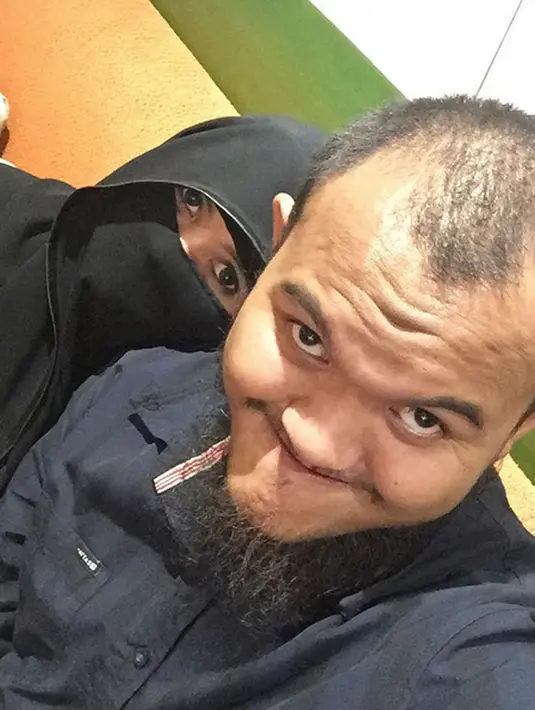 Hingga kini, sang istri belum mengajukan ke PA. Masih masa iddah menjadi salah satu alasannya. "Saya belum mau karena masih masa iddah," ujar Indadari melalui pesan singkat, belum lama ini. (Instagram/caisar_yang_belomsempurna)