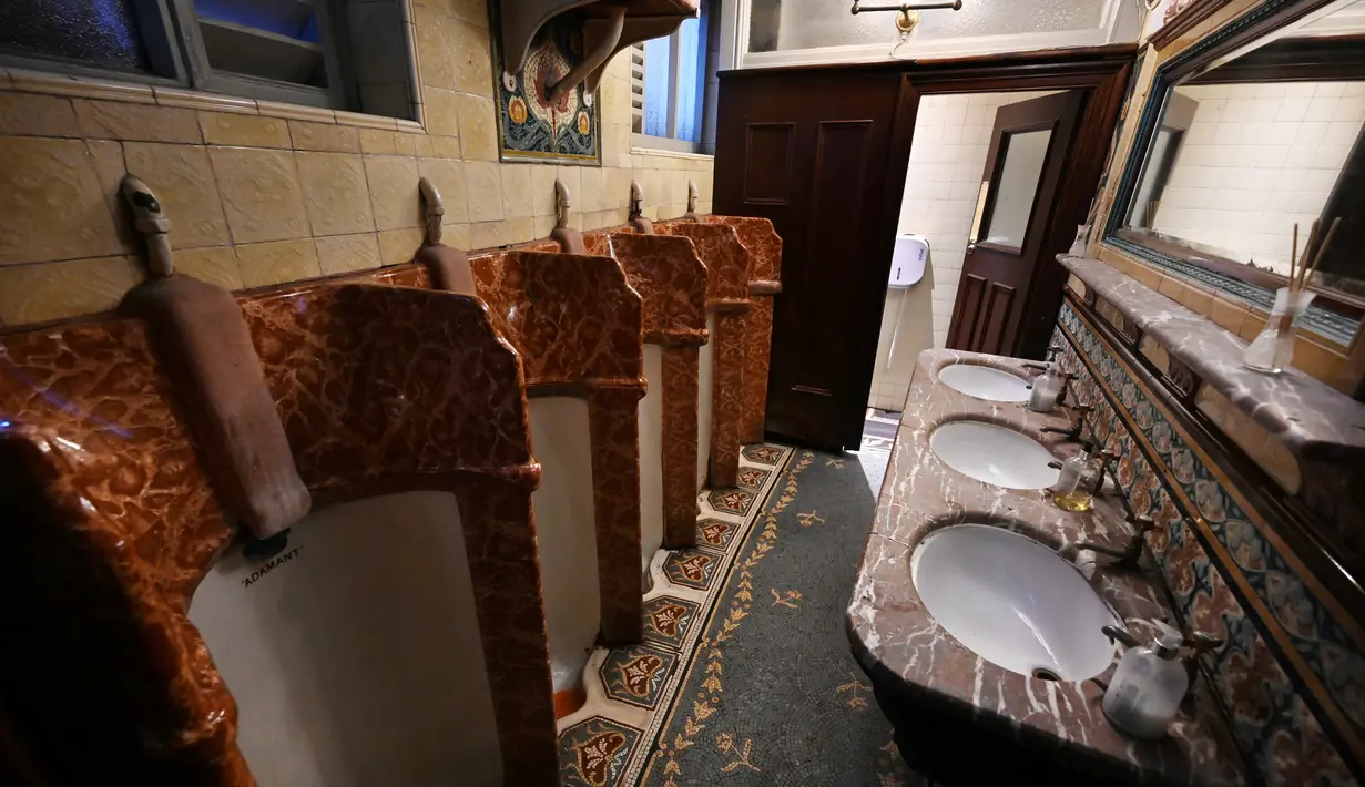 Toilet para pria digambarkan di dalam pub Philharmonic Dining Rooms di Liverpool pada 11 Februari 2020. Pub yang mendapat status Grade II sejak tahun 1955, sekarang bergabung dengan permata arsitektur Inggris lainnya, seperti Istana Buckingham. (Paul ELLIS / AFP)