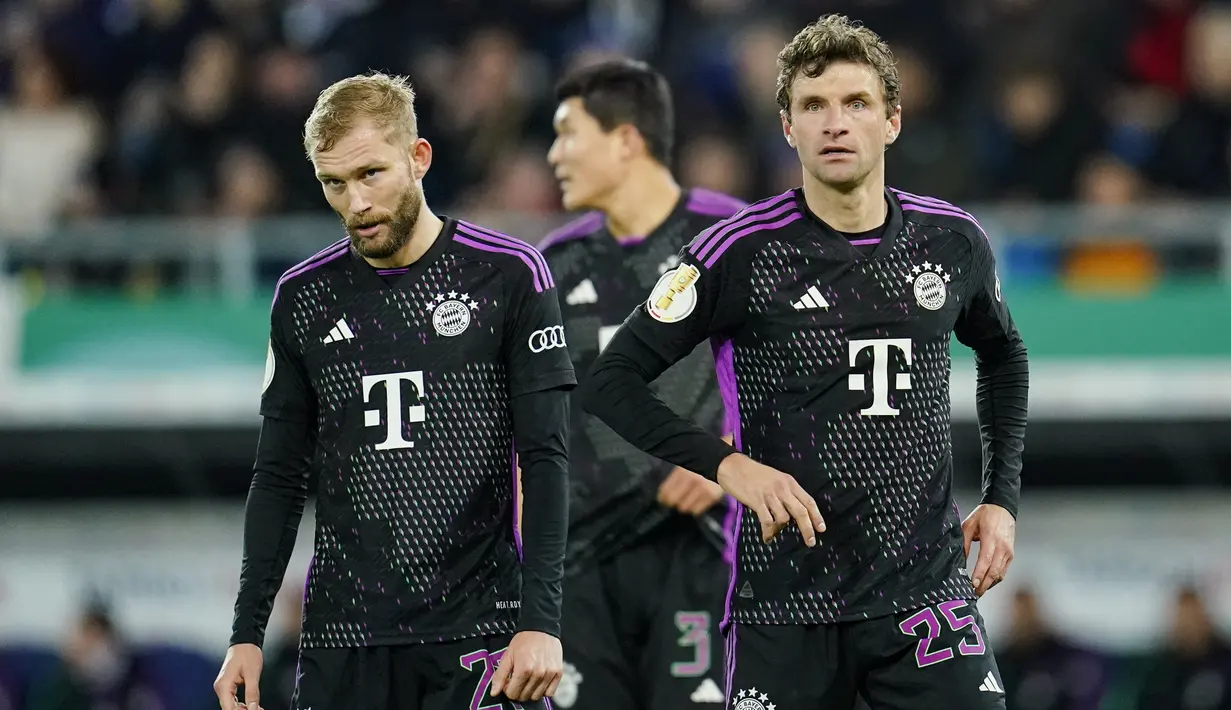Reaksi pemain Bayern Munchen Konrad Laimer, Min-jae Kim dan Thomas Mueller setelah putaran kedua Piala Jerman (DFB Pokal) melawan FC Saarbrueck di Ludwigsparkstadion, Kamis (2/11/2023) dini hari WIB. (Uwe Anspach/dpa via AP)