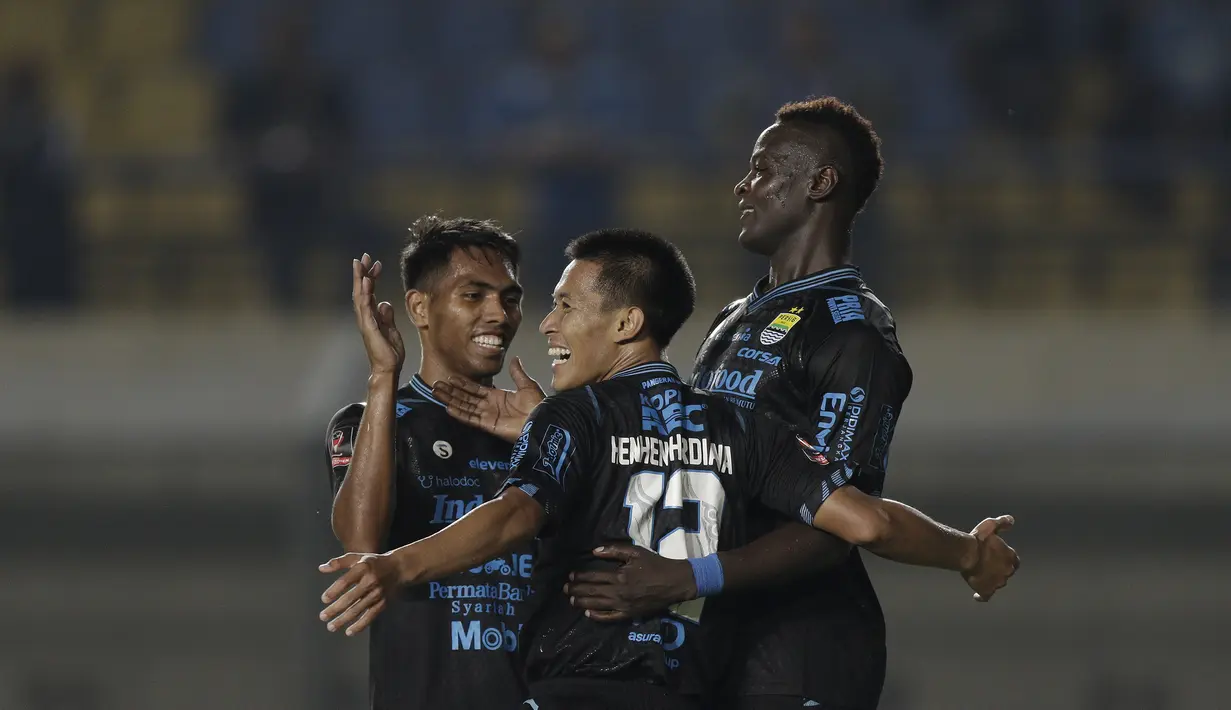 Selebrasi gol pemain Persib pada laga lanjutan Piala Presiden 2019 yang berlangsung di Stadion Si Jalak Harupat, Kabupaen Bandung, Selasa (12/3). Persib Menang 4-0 atas Perseru. (Bola.com/Yoppy Renato)