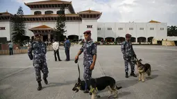 Polisi Nepal berjaga di depan gedung parlemen jelang Presiden Ram Baran Yadav resmi mengesahkan konstitusi baru di Kathmandu, Nepal, Minggu (20/9/2015). Meski diwarnai aksi protes, konstitusi baru Nepal akan segera disahkan. (REUTERS/Navesh Chitrakar)