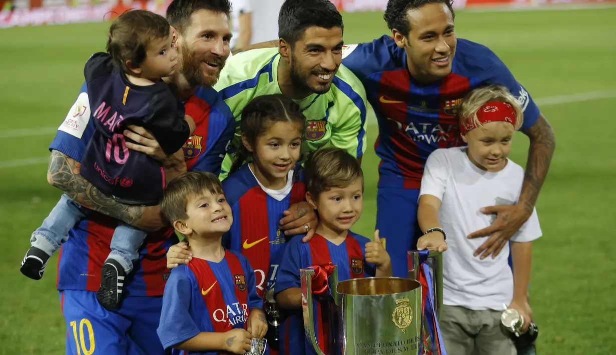 Penyerang Barcelona berpose dengan anak-anak mereka usai laga melawan Alaves di Final Piala Raja Spanyol (Copa del Rey) di stadion Vicente Calderon, Spanyol, Minggu (28/5). Barca keluar sebagai pemenang dengan skor 3-1 atas Alaves. (AP Photo)