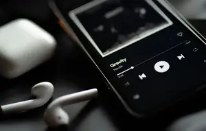 15 Lagu Lawas yang Sering Diputar Saat Jatuh Cinta, Romantis dan Bikin Nostalgia