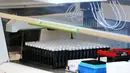 Mesin PerkinElmer melakukan tes PCR COVID-19 di Sonora Quest Laboratories, Phoenix, Selasa (11/1/2022). Sebagai lab pengujian diagnostik terbesar di Arizona, Sonora Quest menjalani hampir 30.000 tes PCR COVID-19 pada 4 Januari, terbanyak sejak pandemi dimulai. (AP Photo/Ross D. Franklin)