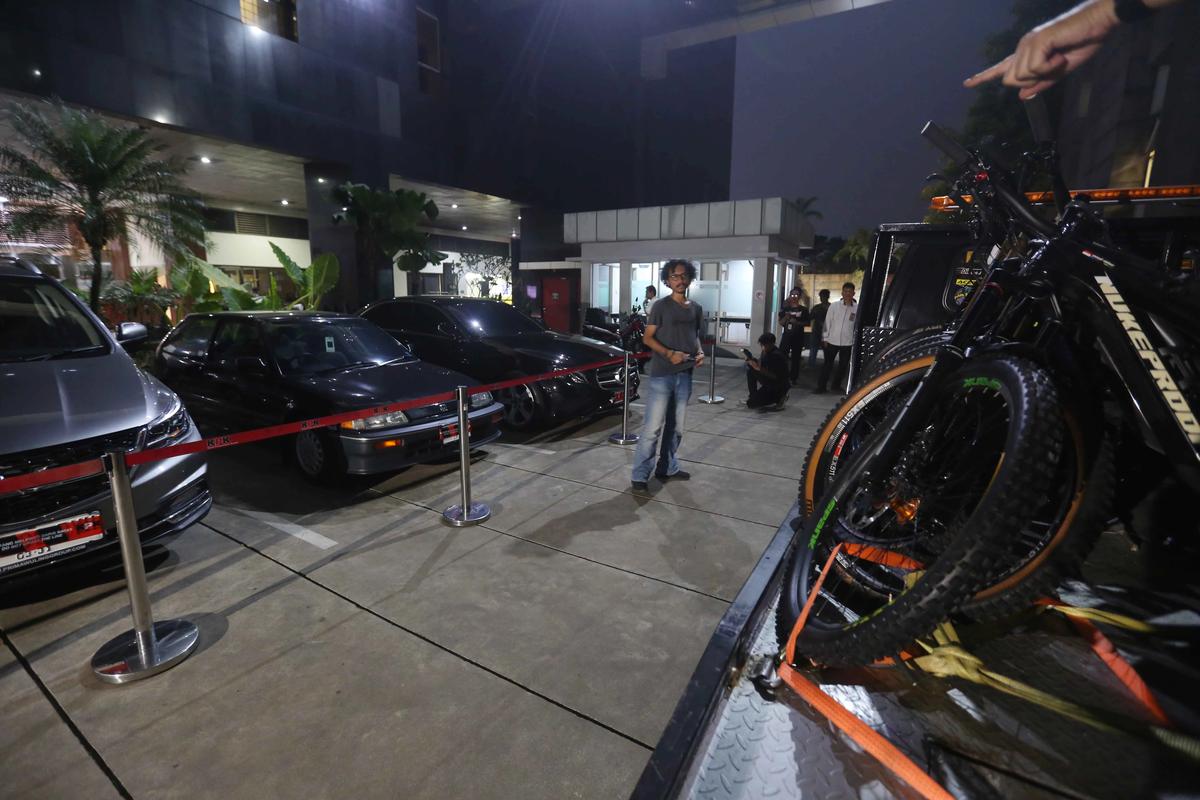 FOTO: KPK Sita Puluhan Kendaraan Usai OTT Imigrasi Jakarta Barat