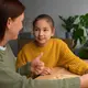 Ketika anak mulai merespons dengan nada tinggi, jawab seperlunya, atau bahkan terkesan tidak sopan, orang tua biasanya langsung merasa kesal atau tersinggung. Padahal, jawaban ketus sering kali bukan sekadar bentuk pembangkangan. (foto/dok: freepik)