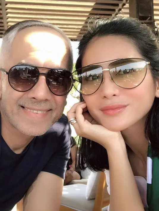 Bunga Zainal kini terlihat sering mengunggah foto kebersamaannya dengan sang suami. Kali ini Bunga dan Sukhdev sedang selfie dengan menggunakan kacamata. (Liputan6.com/IG/@bungazainal05)