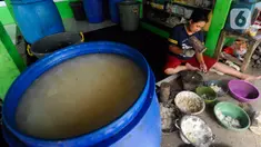 Warga mengolah buah atap menjadi kolang-kaling di Sukamakmur, Bogor, Jawa Barat, Minggu (19/3/2023). (merdeka.com/Arie Basuki)
