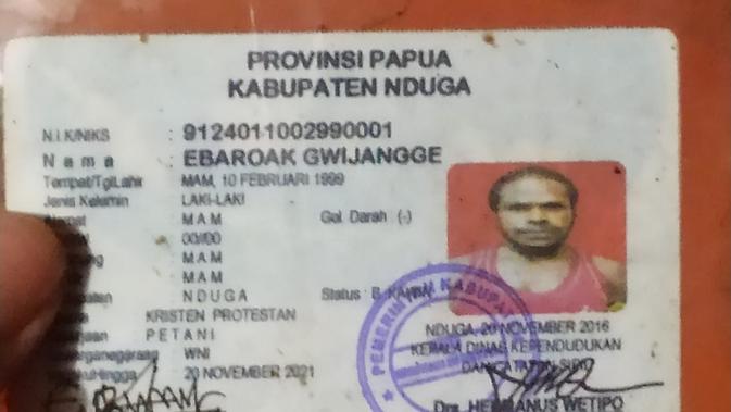 Sebuah KTP milik warga Nduga yang ditemukan pada sebuah honai dengan puluhan amunisi. (Liputan6.com/Katharina Janur/Kodam Cenderawasih)