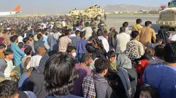 Tentara AS berjaga di sepanjang perimeter di bandara internasional di Kabul, Afghanistan (16/8/2021). Kementerian Luar Negeri dan Kementerian Pertahanan Amerika Serikat mengumumkan bahwa mengambil alih kontrol lalu lintas udara di Bandara tersebut. (AP Photo/Shekib Rahmani)