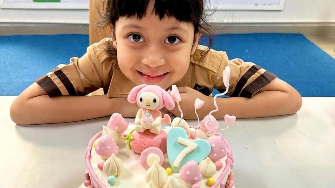 Deddy Mahendra Desta atau Desta dan Natasha Rizky sudah resmi bercerai. Namun, hubungan mereka tetap terjalin dengan baik. Bahkan, mereka sempat liburan bersama dengan anak-anak ke luar negeri.