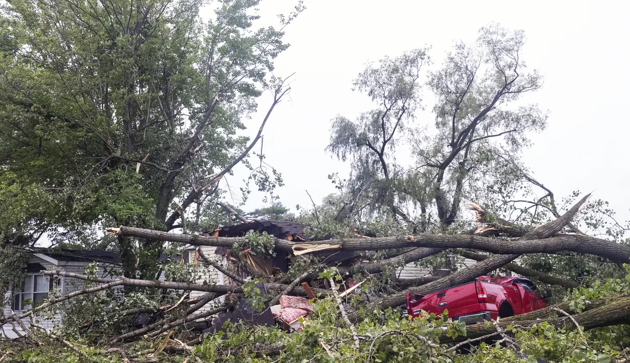 Layanan Cuaca Nasional pada hari Jumat mengatakan tornado EF-2 dengan kecepatan angin maksimum 125 mph (201 kilometer per jam) melanda Lansing, ibu kota negara bagian, menewaskan satu orang pada Kamis malam dan melukai tiga lainnya.  (Joel Bissell/Kalamazoo Gazette via AP)