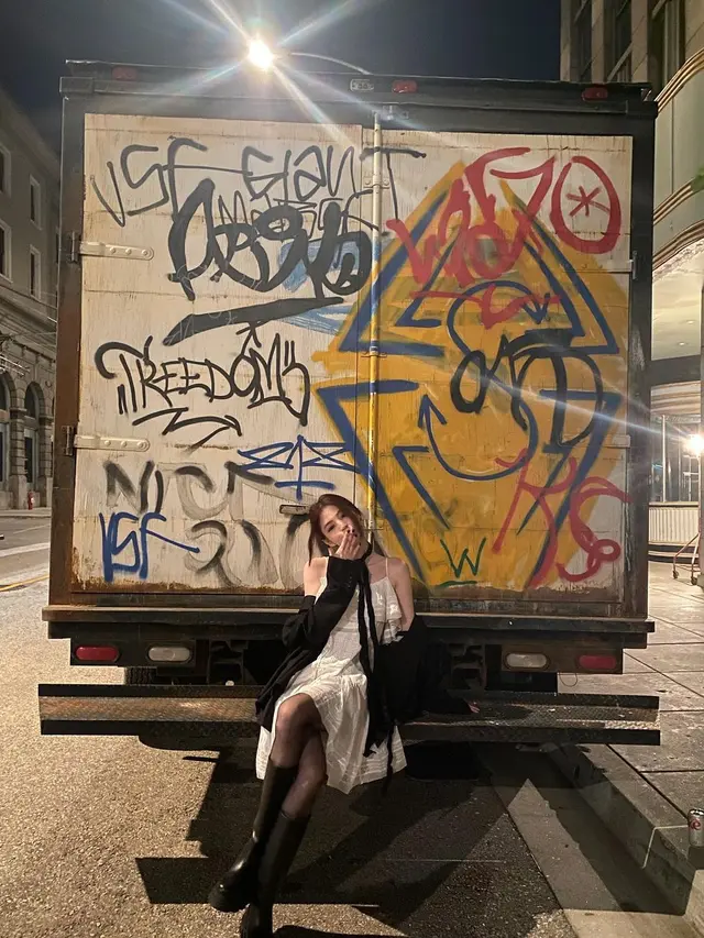 Han So Hee di balik layar MV SEVEN Jungkook. (Foto: Instagramxeesoxee)