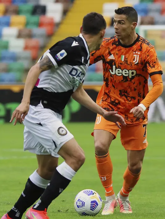 Penyerang Juventus, Cristiano Ronaldo membawa bola saat bertanding melawan Udinese pada pertandingan Liga Italia di di stadion Dacia Arena di Udine, Italia, Senin (3/5/2021). Juventus menang tipis atas Udinese 2-1. (Andrea Bressanutti/LaPresse via AP)