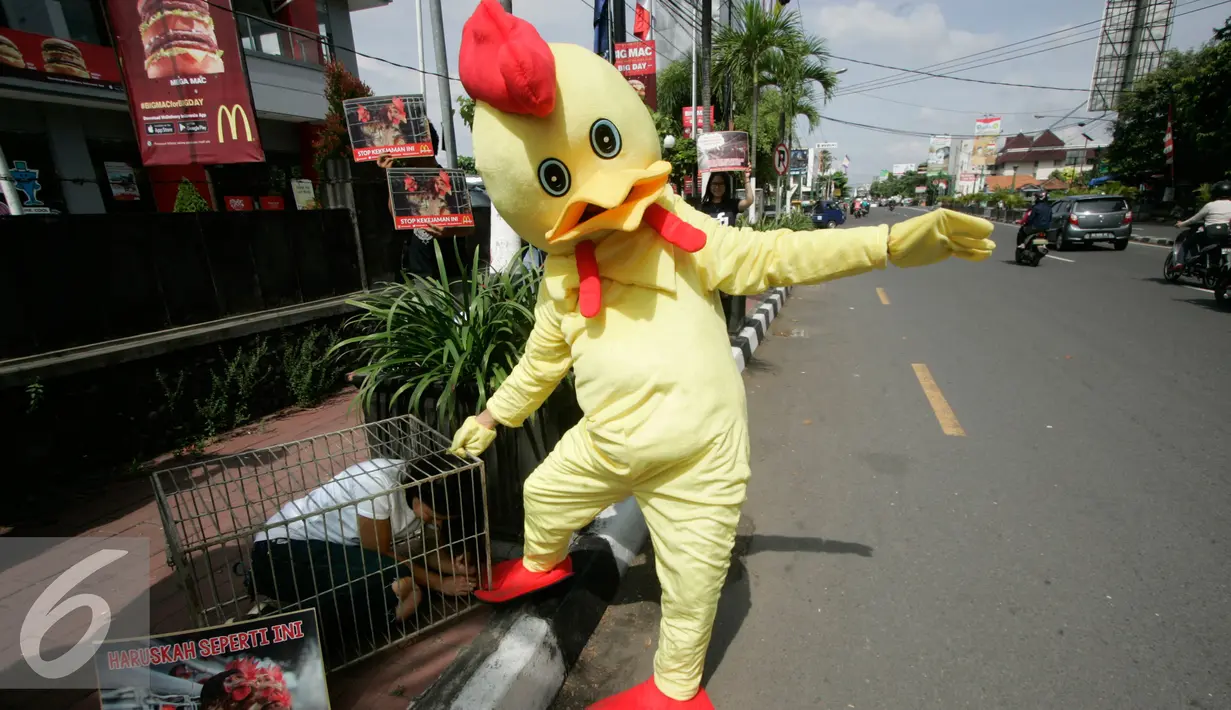 Pemerhati satwa dari Animal Friends Jogja (AFJ) beraksi di depan McDonald's Yogyakarta pada Hari Hewan Ternak Sedunia, Yogya, Minggu (2/10). (Liputan6.com/Boy Harjanto)