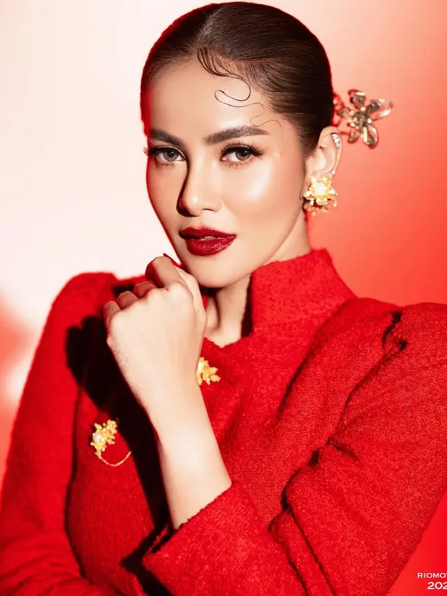 Gaya Olla Ramlan dengan Kebaya Ekor Panjang Nuansa Merah Putih