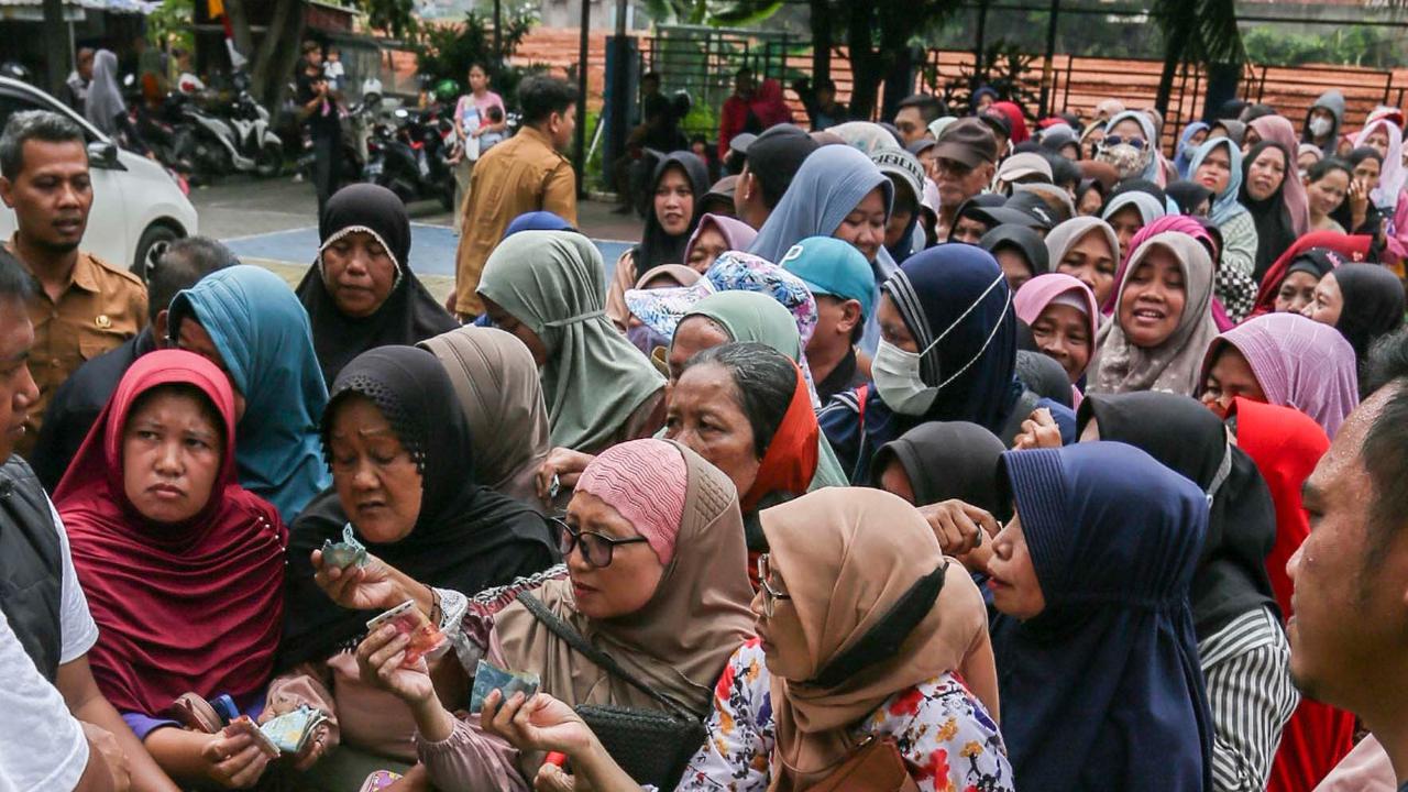 FOTO: Ada Operasi Pasar di Pinang, Emak-Emak Sampai Rela Panas-Panasan dan Mengantre Panjang Demi Beras Murah