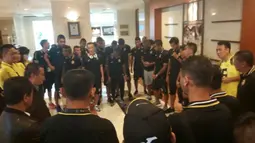 Tim Sriwijaya berdoa di lobi hotel sebelum berangkat menuju Stadion Utama Gelora Bung Karno, Jakarta, Minggu (18/10/2015). (Bola.com/Nicklas Hanoatubun)