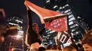 Fans Toronto Raptors merayakan kemenangan Toronto Raptors meraih titel juara NBA 2019 di pusat kota Toronto, Ontario Kanada. (AFP/Geoff Robins)