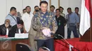 Basuki Tjahaja Purnama atau Ahok berjalan menuju kursi terdakwa untuk menjalani sidang kasus dugaan penodaan agama di Gedung Kementan Jakarta, Selasa (4/4). Sidang ke-17 ini beragenda pemeriksaan terdakwa dan barang bukti (Liputan6.com/Immanuel Antonius)