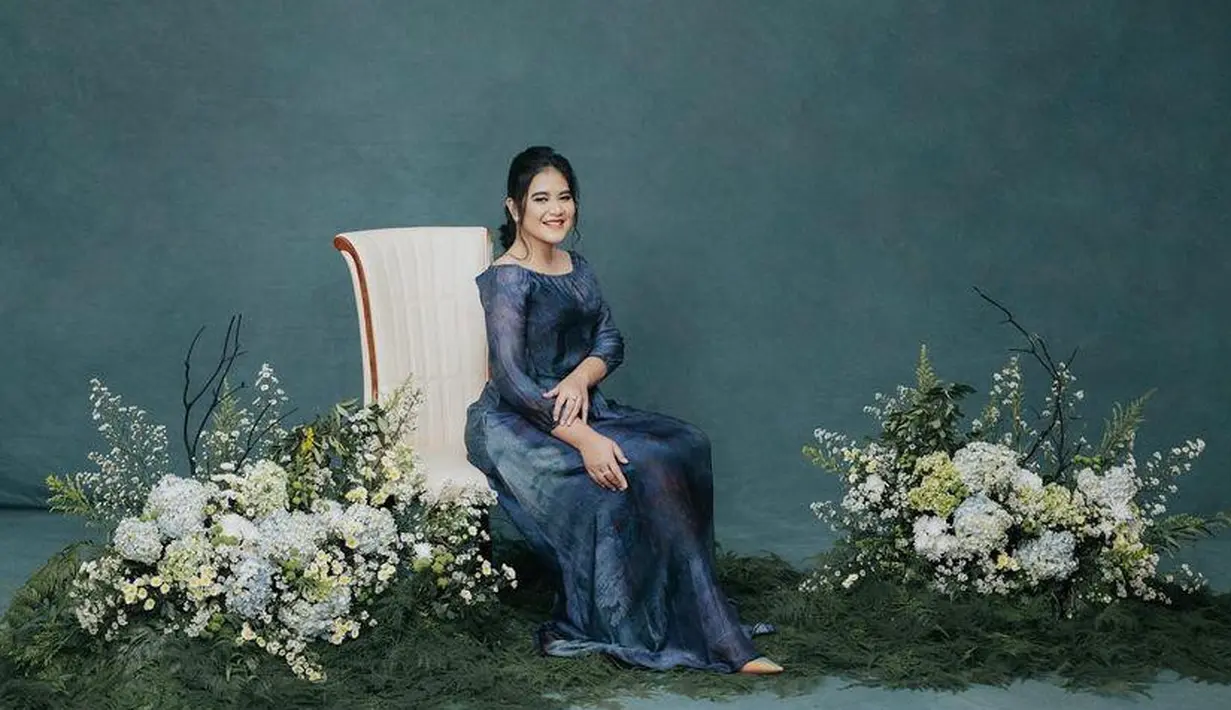 Properti yang digunakan juga tidak berlebihan. Hanya menggunakan backdrop biru yang dihiasi dengan bunga-bunga. Meski begitu hasil pemotretannya begitu indah layaknya sebuah lukisan. (Instagram/doleytobing).