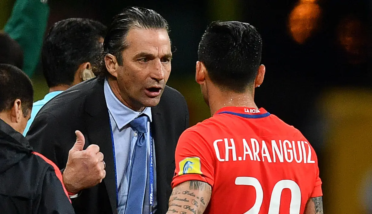Pelatih Chili, Juan Antonio Pizzi (kiri) memberikan arahan kepadada Charles Aranguiz saat melawan Jerman pada laga grup B Piala Konfederasi 2017 di Kazan Arena Stadium, Kazan (22/6/2017). (AFP/Yuri Cortez)