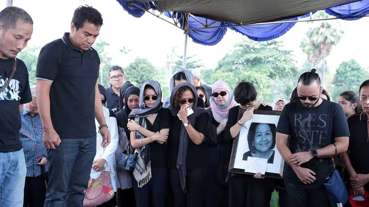 [Bintang] Pemakaman Nien Lesmana, ibunda Indra Lesmana dan Mira Lesmana