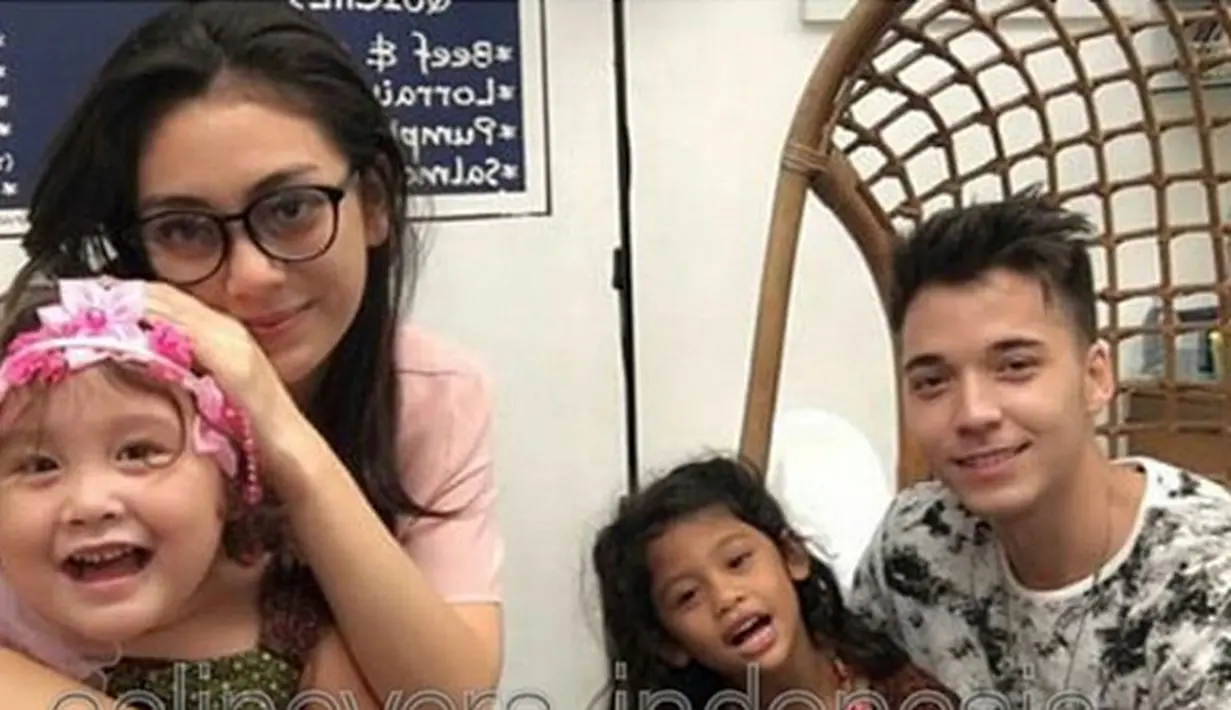 Keakraban terlihat kedua putri Celine bersama dengan kekasihnya. Foto keceriaan diunggah oleh Celine dalam akun Instagram. 20 ribu lebih like dari netizen dan seribu lebih menulis dihalaman komentar. (Instagram/celinevers_indonesia)