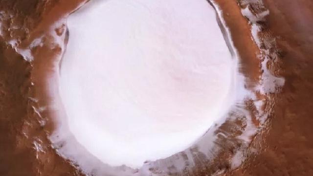 Kawah Salju di Planet Mars