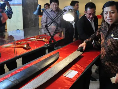 Ketua DPR RI Setya Novanto mengamati koleksi keris milik Mendagri Tjahjo Kumolo saat Pameran Keris Nusantara dalam rangka Hari Kebangkitan Nasional di gedung Nusantara kompleks parlemen, Senayan, Jakarta (20/5/2015). (Liputan6.com/Andrian M Tunay)