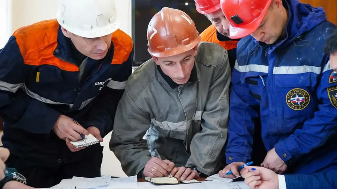 Regu penolong menggelar rapat usai terjadi ledakan di tambang batu bara Listvyazhnaya, Siberia.