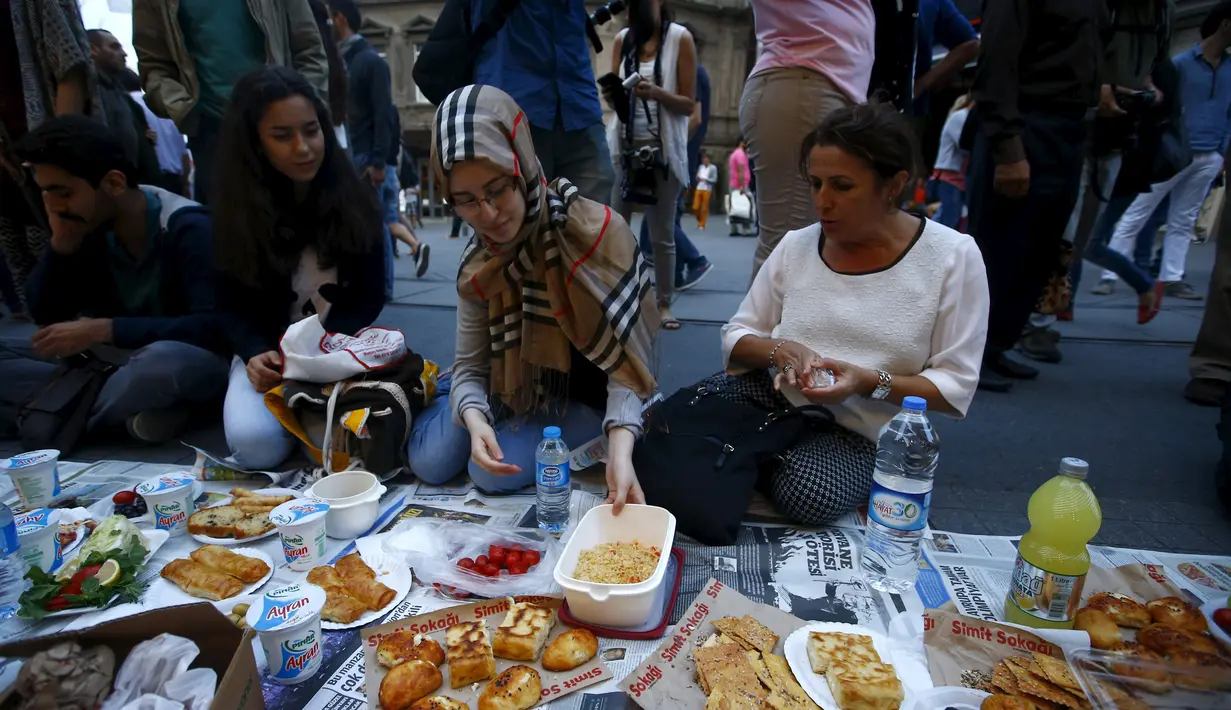 Umat Muslim bersiap berbuka puasa pada hari pertama bulan suci Ramadan, di dekat Taksim Square, Istanbul, Turki, Kamis (18/6/2015). (REUTERS/Osman Orsal)