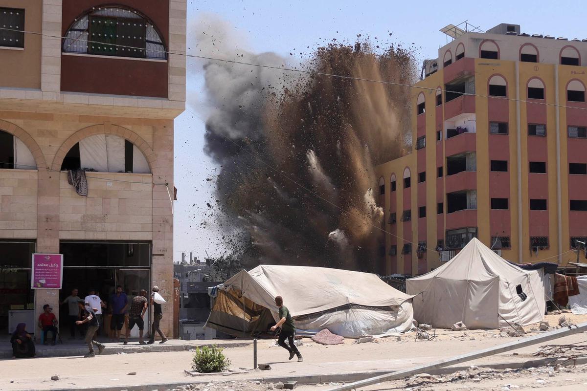 Judul: Detik-Detik Roket Israel Hantam Gedung di Gaza