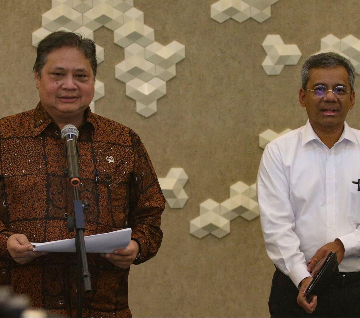 Menko bidang Perekonomian, Airlangga Hartarto bersama Wakil Menteri Keuangan, Suahasil Nazara memberikan keterangan terkait pelemahan nilai tukar rupiah terhadap dolar Amerika Serikat di kantor Kemenko Perekonomian, Jakarta, Kamis (18/4/2024). Merdeka.c