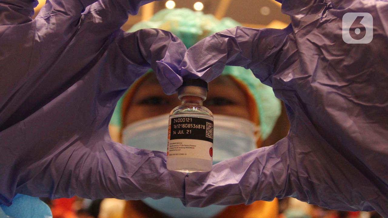 Pekerja dan Pemilik Toko di Mal Jalani Vaksinisasi COVID-19