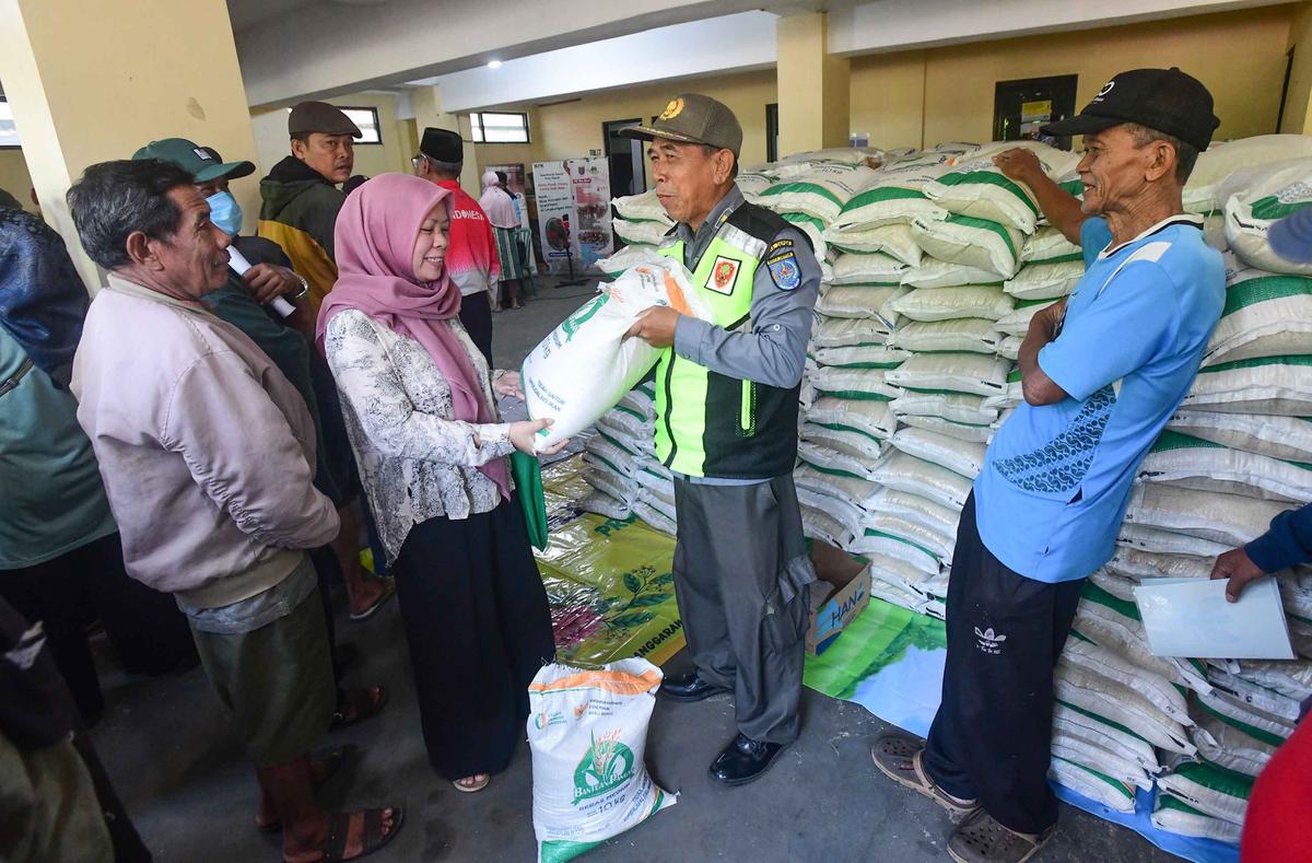 FOTO: Bantuan Beras 20 Kg Dibagikan Serentak di Depok, Warga Antusias