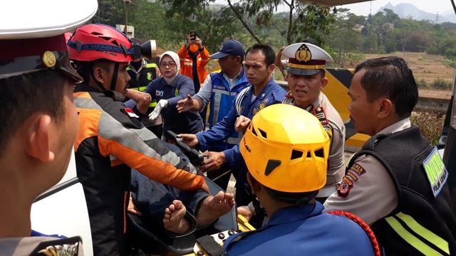 Polisi dan tim SAR bergerak cepat untuk mengevakuasi korban kecelakaan maut Cipularang. (dok Polri)
