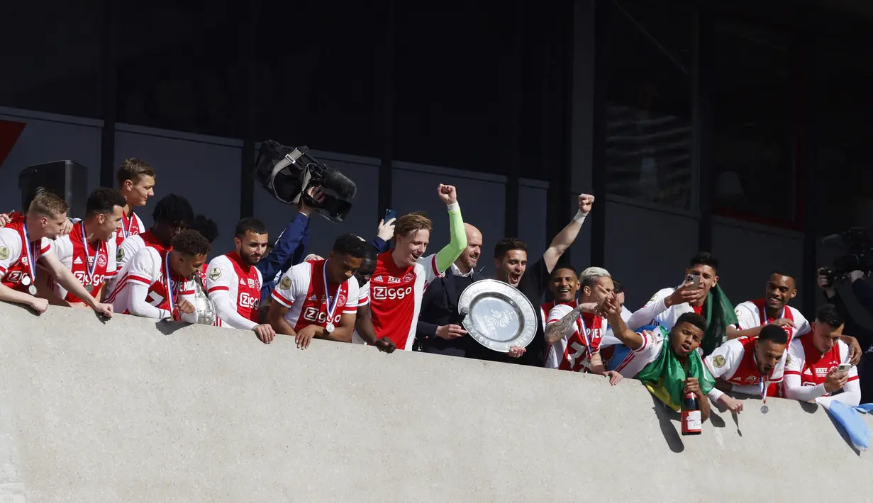 Para pemain Ajax Amsterdam melakukan selebrasi usai memastikan diri meraih gelar juara Liga Belanda usai mencukur Emmen 4-0 dalam laga pekan ke-31 di Stadion Johan Cruijff Arena, Minggu (2/5/2021). (AFP/Maurice Va Steen)