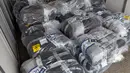 Paket sekitar 1,4 ton kokain yang berhasil disita otoritas penegak hukum Australia dari sebuah yacht (perahu pesiar) di Sydney, Senin (6/2). Temuan tersebut didapat dalam operasi rahasia tengah malam pekan lalu. (STR/Australian Federal Police/AFP)