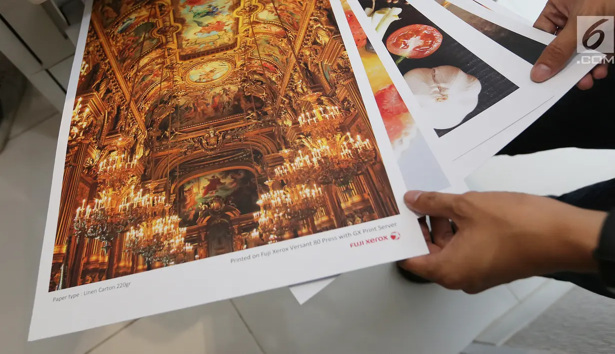 Petugas menunjukkan hasil print di OFiSKITA Jakarta, (3/9/2019). PT Menara Astra bekerja sama dengan PT Astragraphia Tbk untuk memberikan kemudahan aktivitas bisnis para tenant di Menara Astra melalui OFiSKITA. (Liputan6.com/Fery Pradolo)