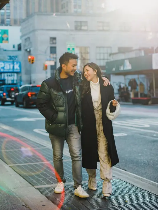 Gaya hitam putih pasangan yang sedang berbahagia ini juga ditunjukkan saat pergi ke New York bersama. Mila memakai atasan putih berkerah tinggi, dan Yakup memilih kaus hitam. (Foto: Intsgaram @jscmila)