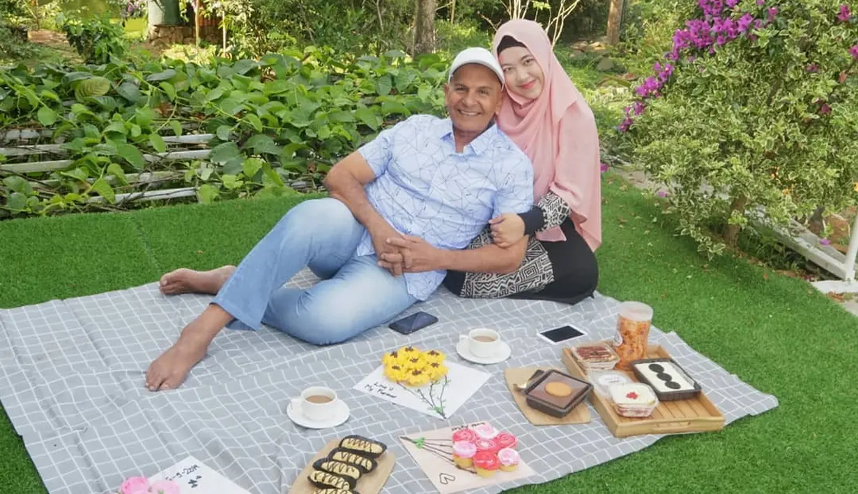 Potret kemesraan dan keharmonisan saat merayakan ulang tahun pernikahan keenam sederhana. [Instagram/santiasokamala]